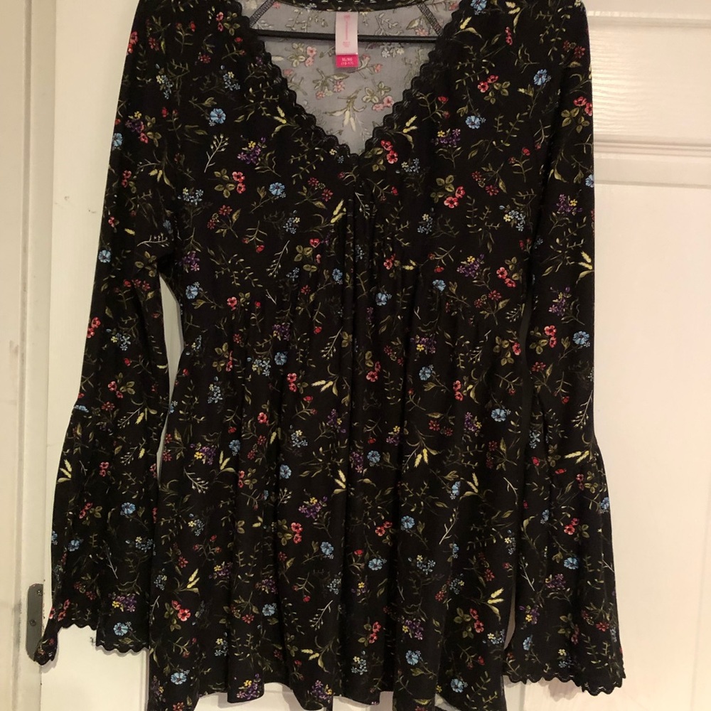 Cute peasant top with bell sleeves